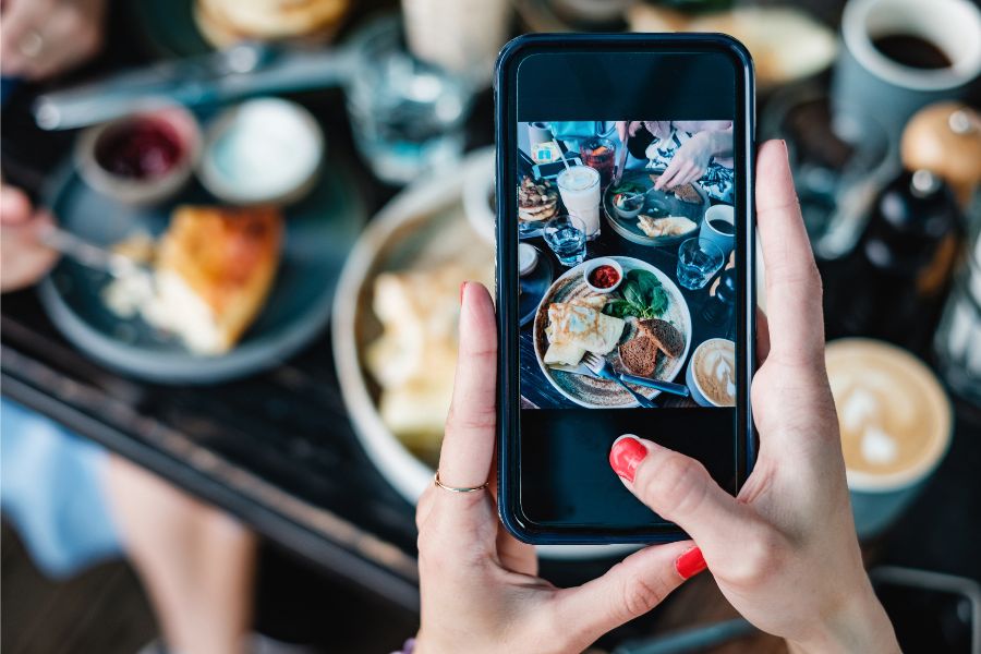 The Link Between Mobile Phones and Eating Too Much – AV EDGE